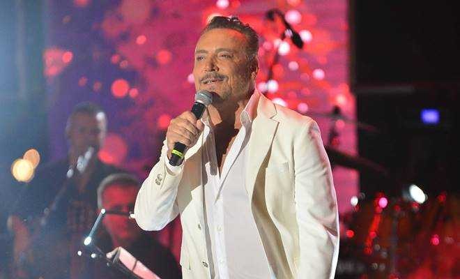 Cenk Eren bir yılın özlemini Bodrum'da sevenleri ile birlikte doyasıya çıkardı