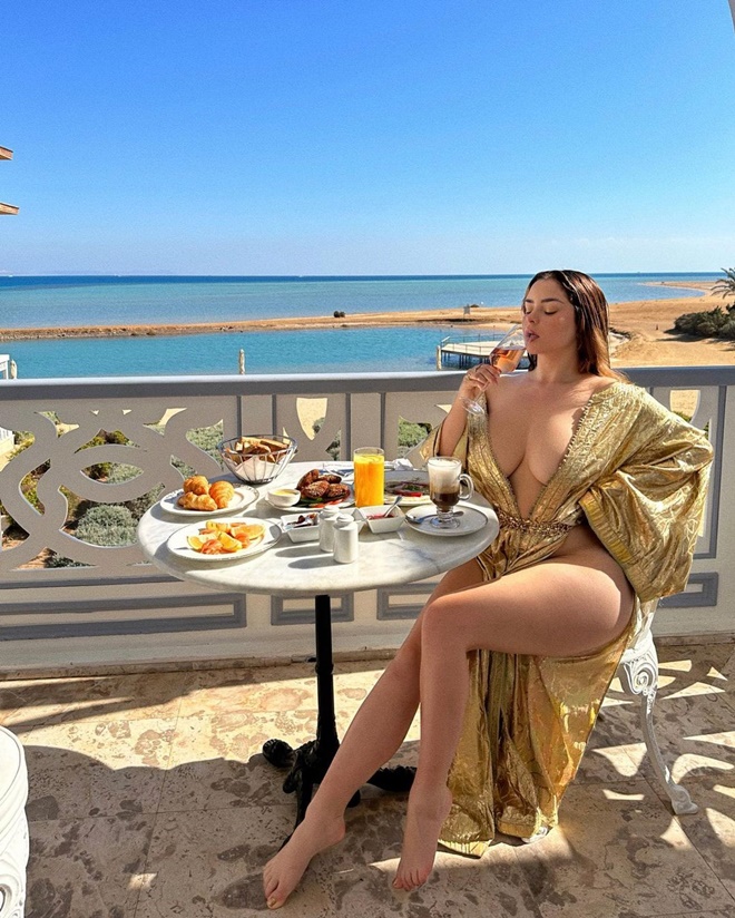 Kıvrımlı model Demi Rose kendi bedenine göre bikini bulamıyor