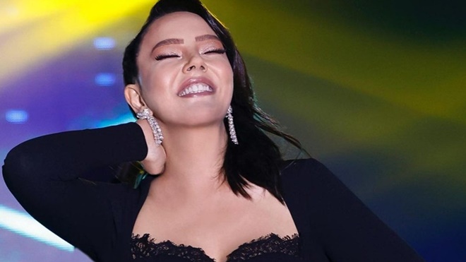 Ebru Gündeş'e 'üç katlı' kutlama