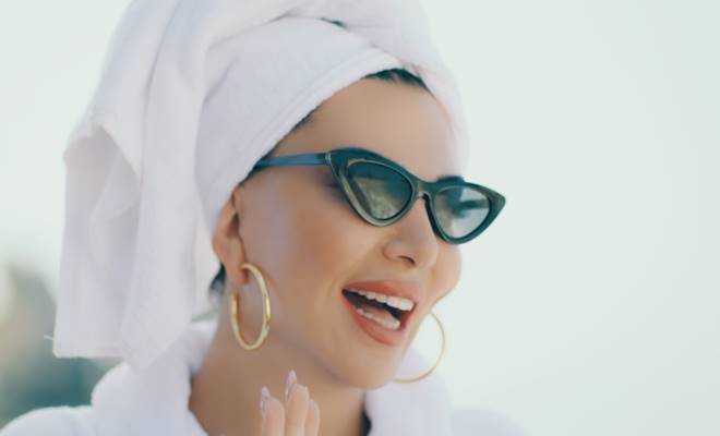 Ebru Yaşar ‘Sessize Aldım’ için kamera karşısına geçti