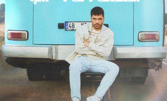 Emir Can İğrek “Çiftetelli” adlı teklisinde eğlendiriyor