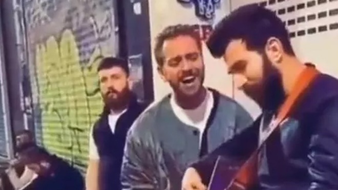 Erkan Kolçak Köstendil, Beyoğlu'nda sokak müzisyenlerine böyle eşlik etti!