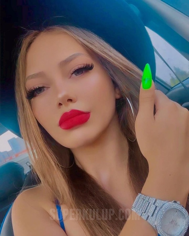 Danslarıyla olay yaratan tesettürlü fenomen Esra Rabia Ünal 'Açıldım' deyip paylaştı!