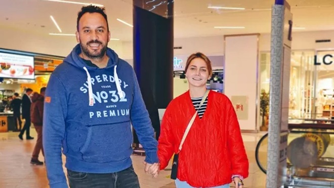 Ferit Aktuğ'un el ele alışverişi