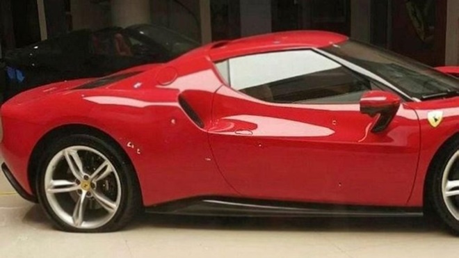 Galeride bulunan Ferrari'ye kurşun yağdırdılar!
