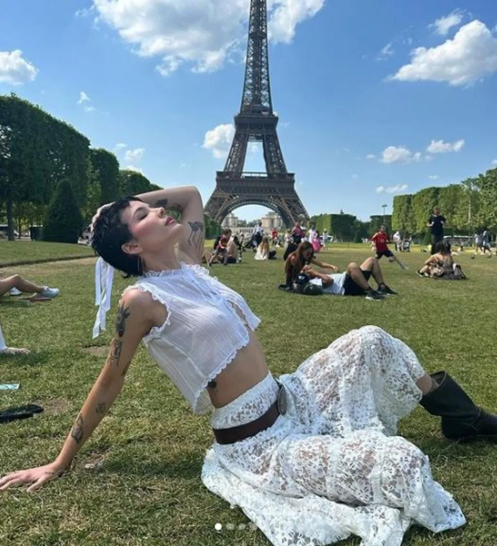 Halsey'in sütyensiz tarzı