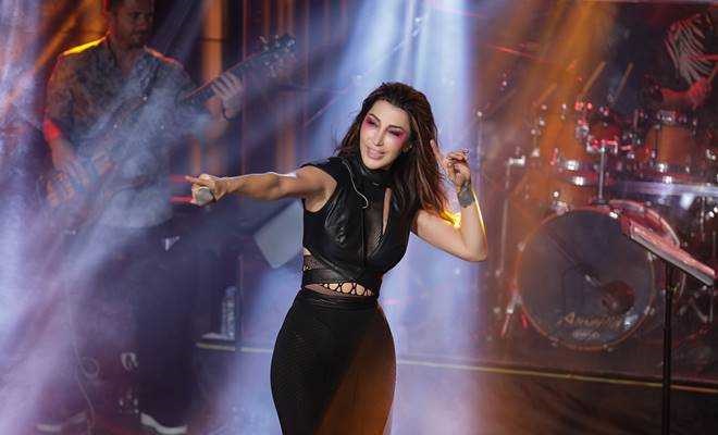 Hande Yener, İzmir'de unutulmaz bir gece yaşattı