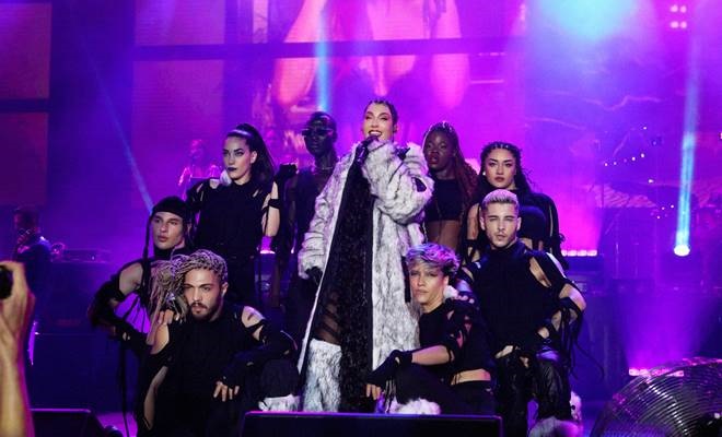 Hande Yener, unutulmaz sahne şovu ile izleyicileri büyüledi