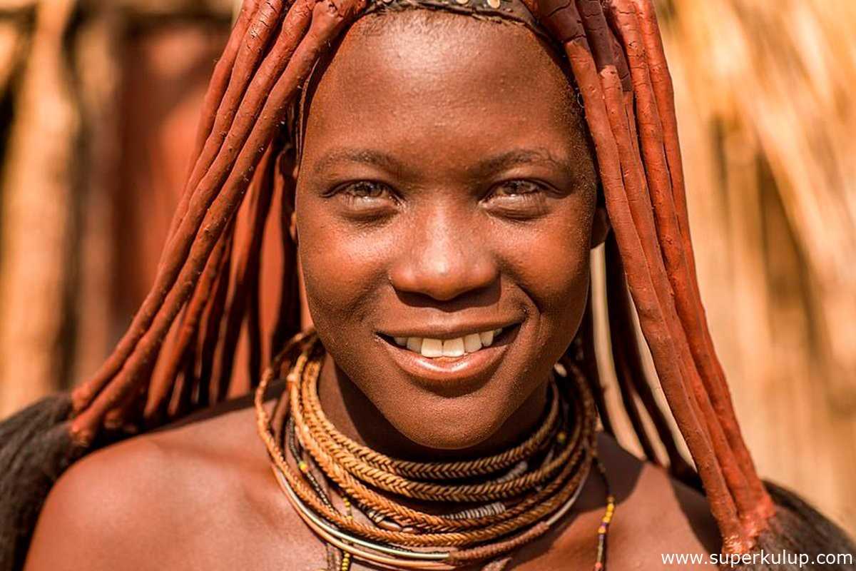 Bu kabilenin kadınları çıplak geziyor!