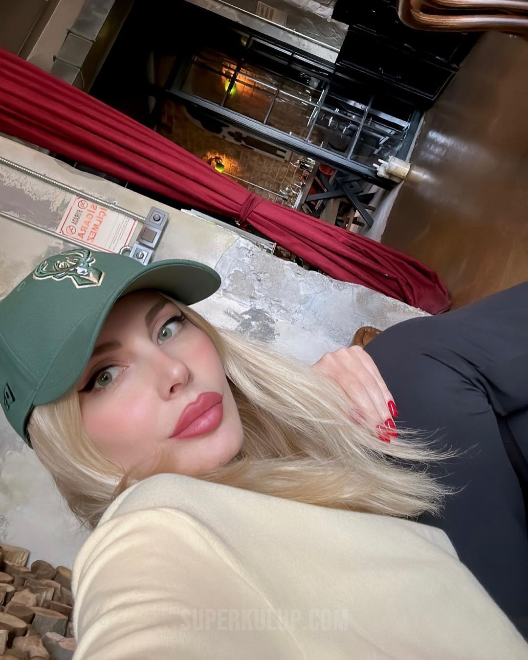 Hande Sarıoğlu Giydiği kıyafetle yürek hoplattı