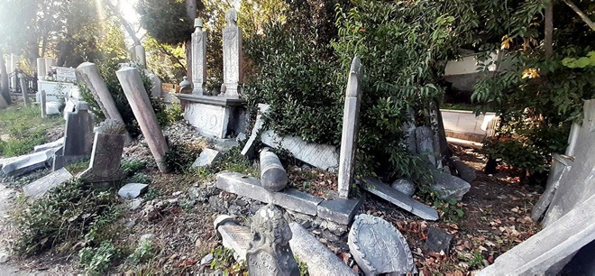İBB, tarihi mezarları kaderine terk etti