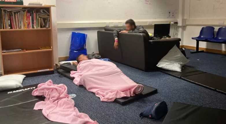 İngiltere’de göçmen merkezlerindeki koşullar ağırlaştı