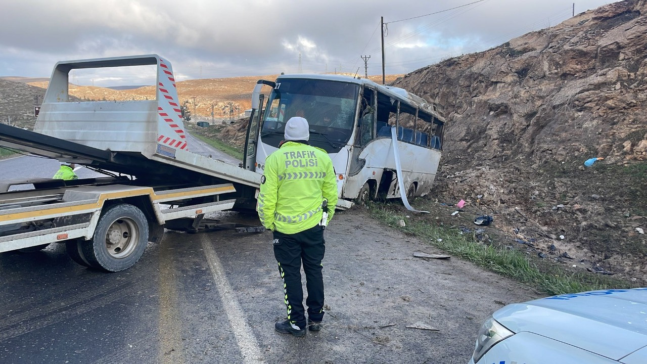 İşçileri taşıyan midibüs devrildi: 15 yaralı