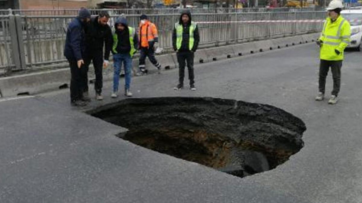 İstanbul'da yolda 3 metrelik göçük! Trafik durdu