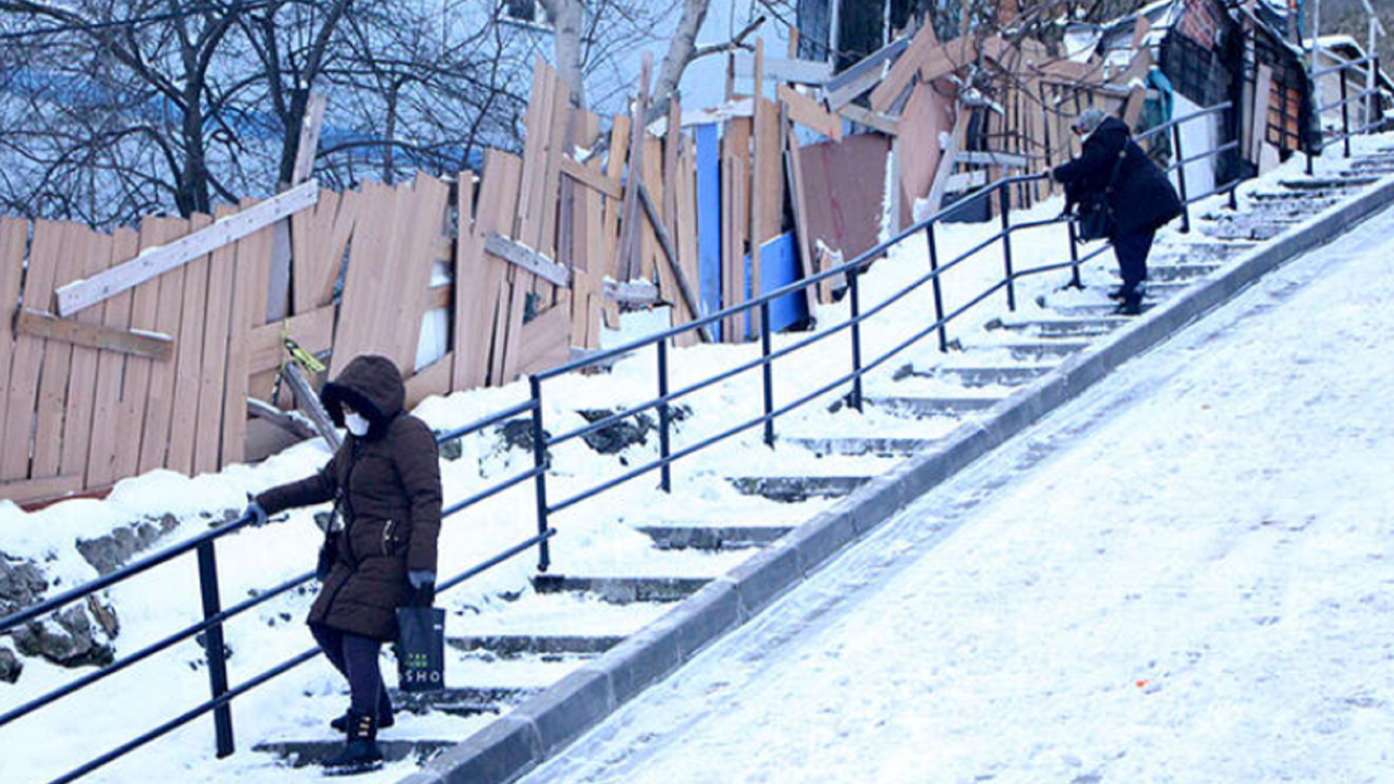 İstanbullular buzlu yollarda zor anlar yaşadı