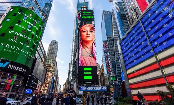 Kalben, New York Times Square’da boy gösterdi