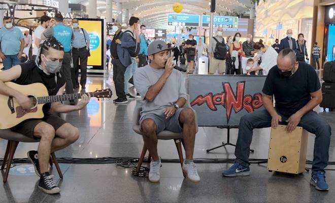 maNga, İstanbul Havalimanı’nda sevenlerine sürpriz bir konser verdi