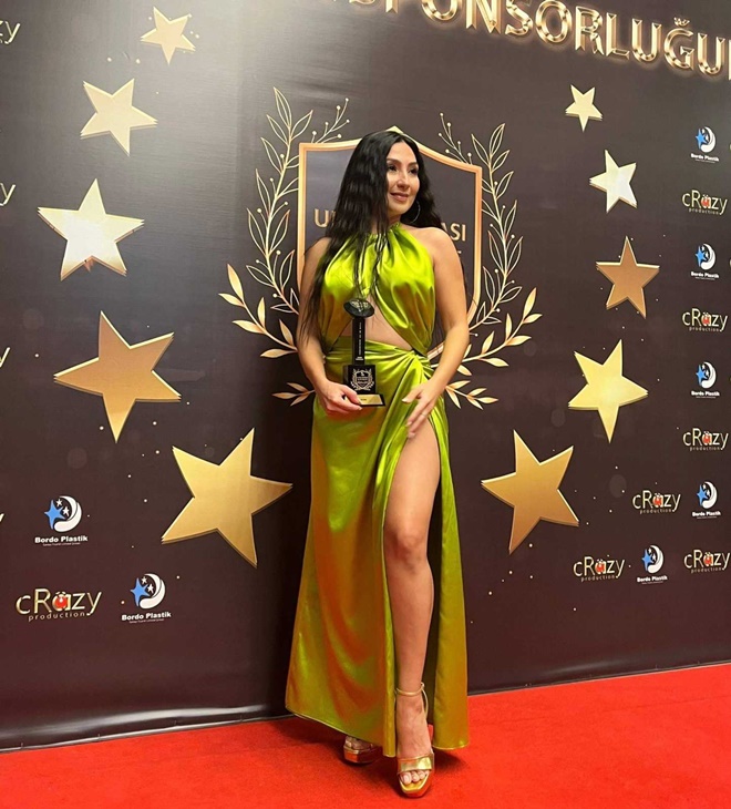 Neshe’ye Bir Gecede İki Ödül