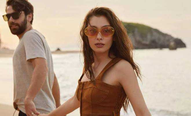 Kadir Doğulu dizide çalışıyor, Neslihan Atagül tatil yapıyor