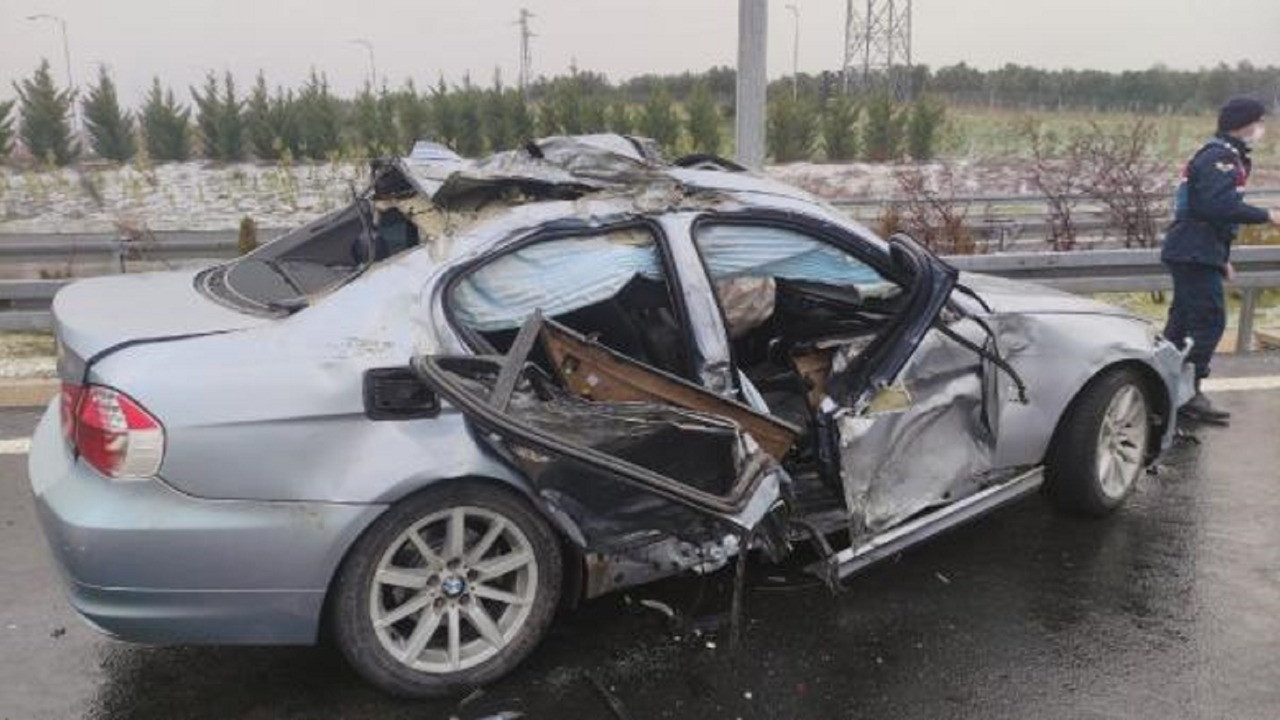 Otomobil, TIR'a çarptı! Ölü ve yaralılar var