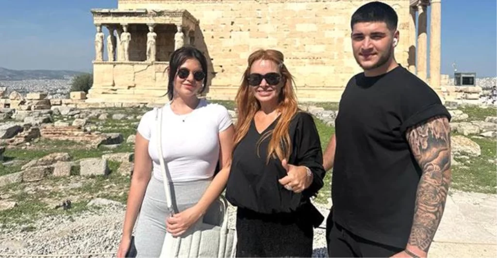 51'lik güzel Pınar Eliçe çocuklarının yanında ablaları gibi görünüyor!