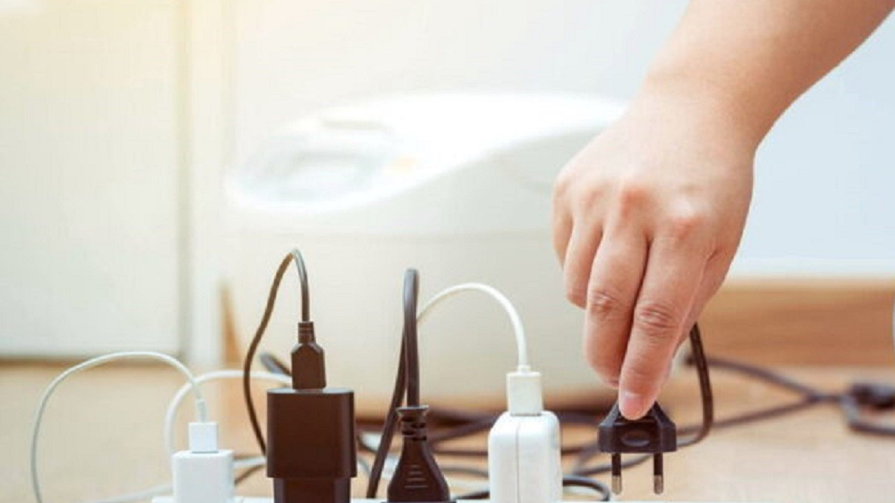 Prizde şarj aleti bırakmak elektrik harcar mı?