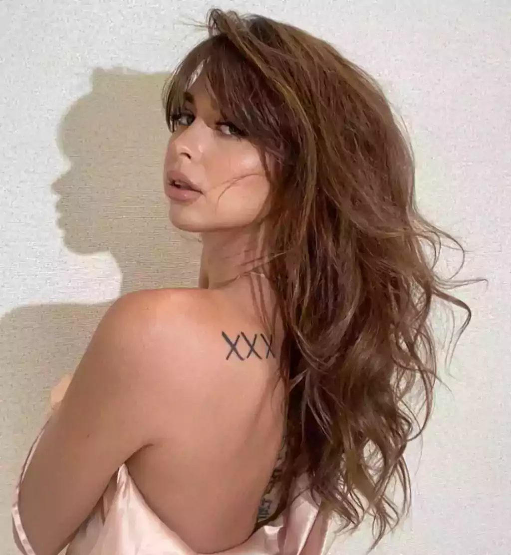 Riley Reid aşka geldi! Kocasının kucağına oturduğu pozu sosyal medyayı salladı