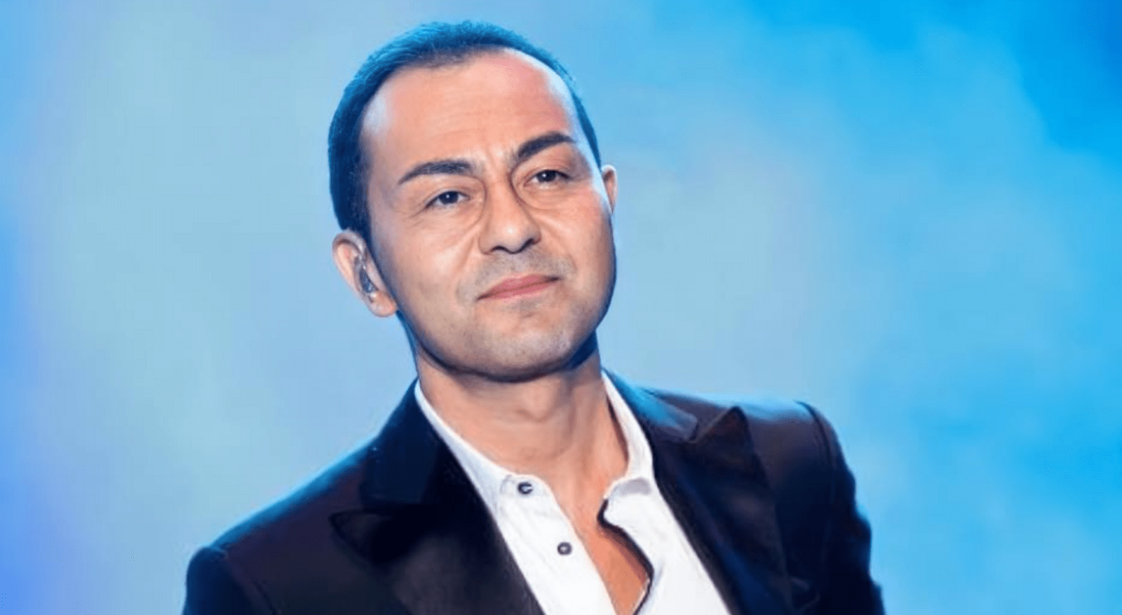 Serdar Ortaç sahnede yere kapaklandı