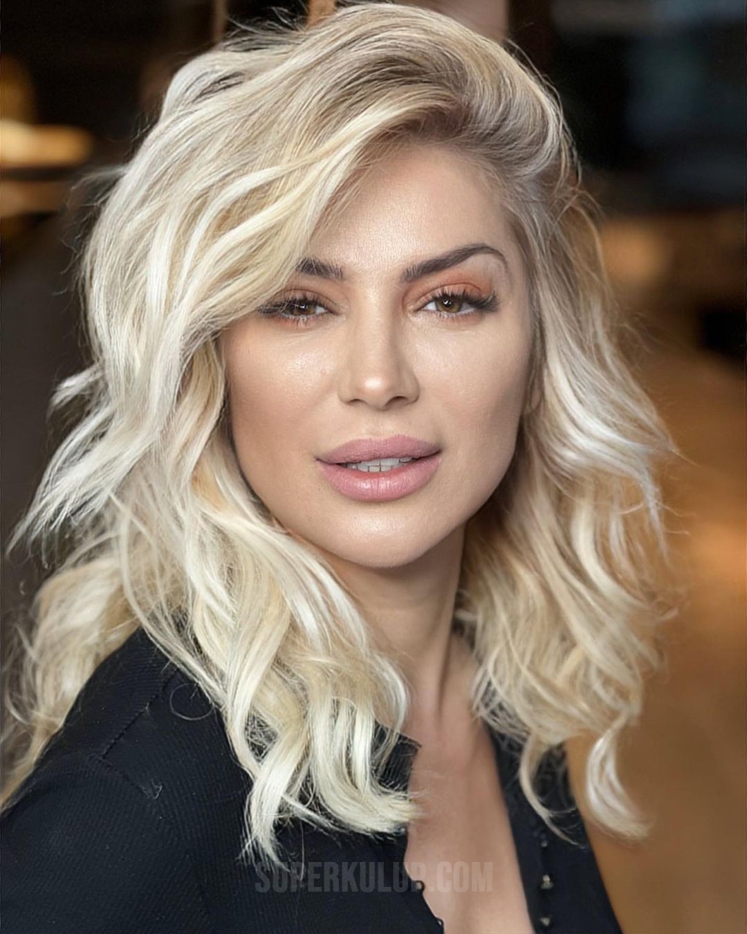 Songül Karlı kot tulumuyla sosyal medyada olay oldu!