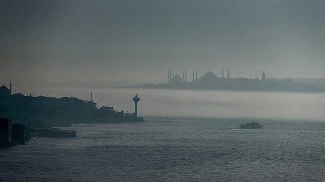 ��stanbul Boğazı'ndaki vapur seferlerine sis engeli