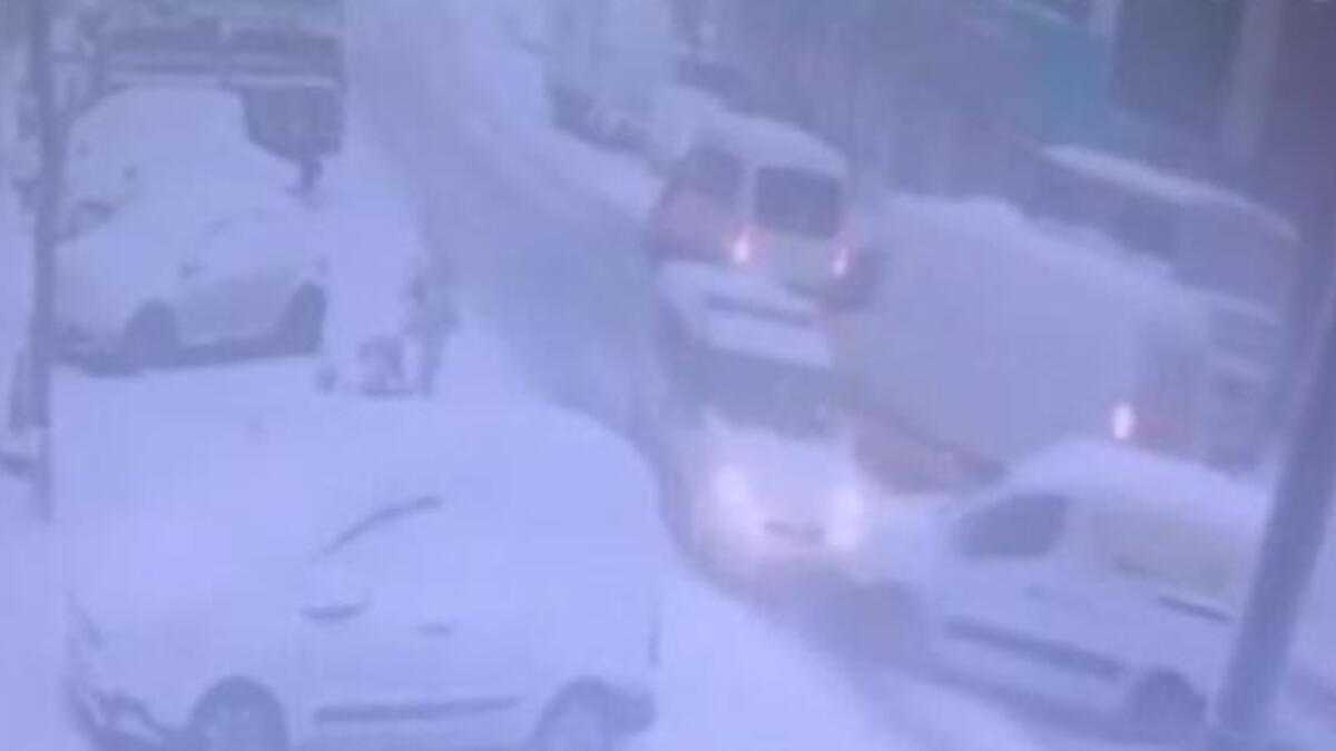 Sultangazi'de kar kazası: Kafa kafaya çarpıştılar