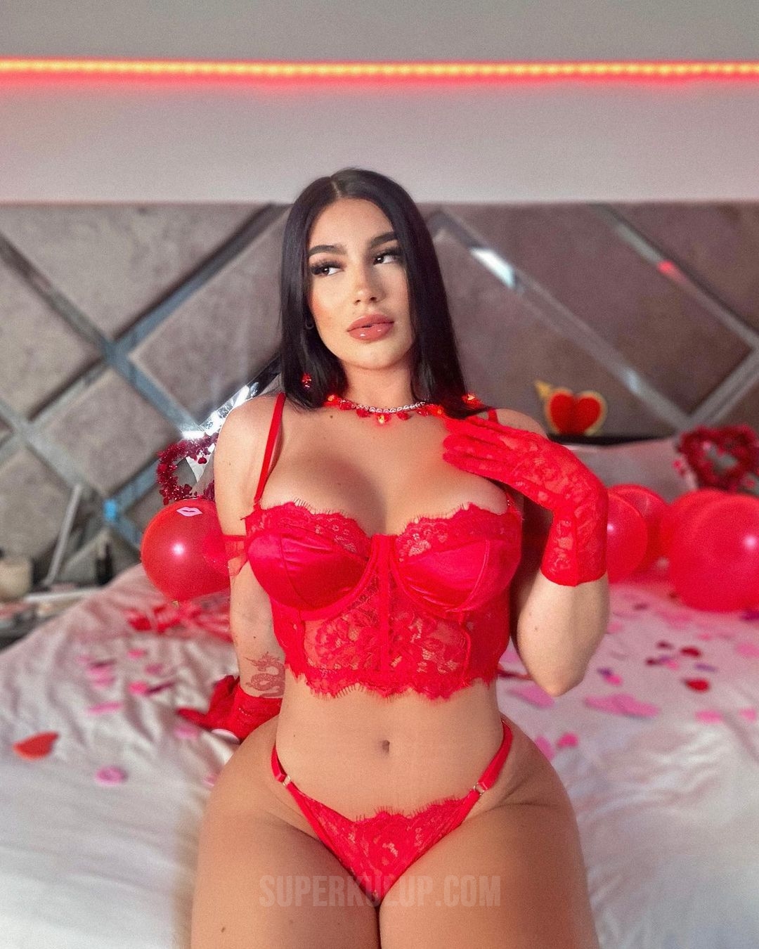 Fakir insanlara cesur pozlarından kazandığı parayı dağıtıyor