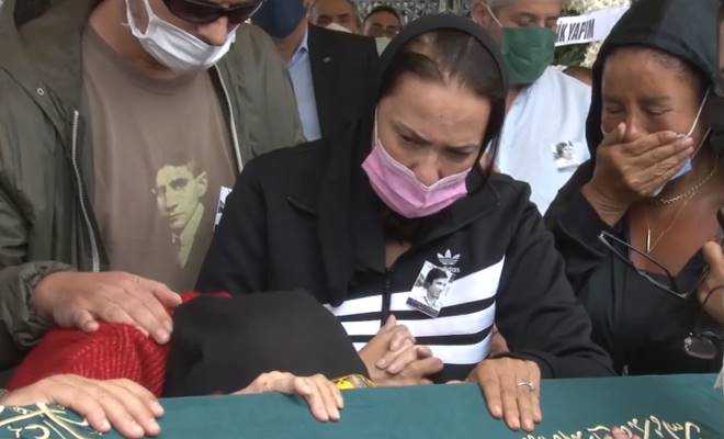 Yeşim Salkım, babasını son yolculuğuna uğurladı.