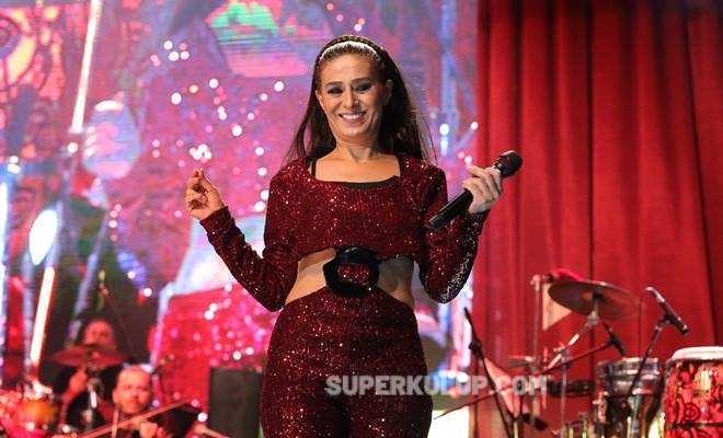 Yıldız Tilbe'ye Harbiye'de dev koro eşlik etti