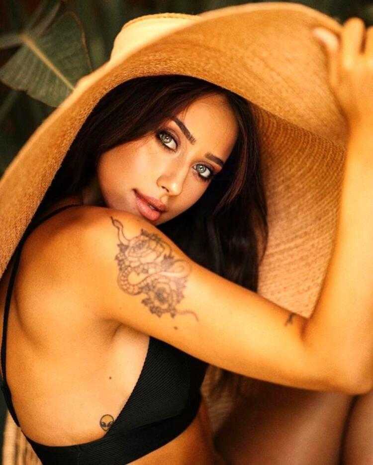 Zeynep Alkan'dan yılanlı poz!