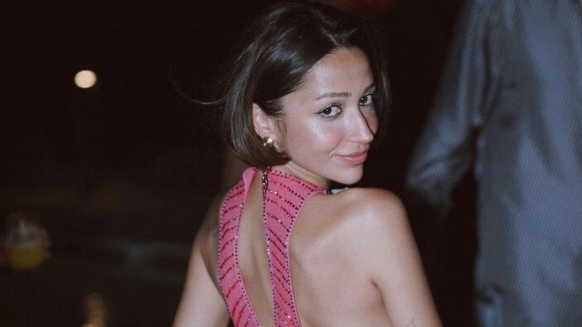 Zeynep Bastık'ın sütyensiz ve transparan tarzı sosyal medyada olay oldu